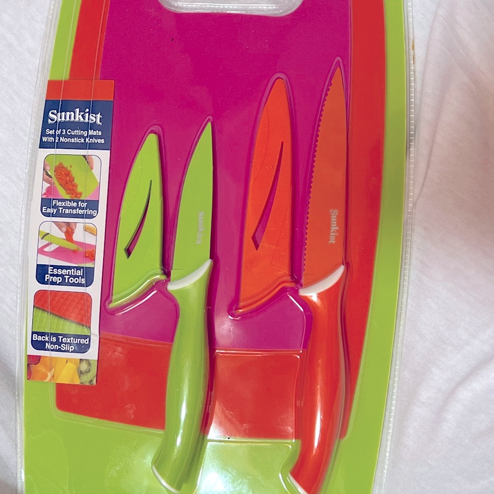 Sunkist set of 3 cutting mats with 2 nonstick knives